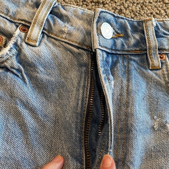 Zara Distressed High Waist Short Size 0 in Like New Condition - Picture 2 of 9
